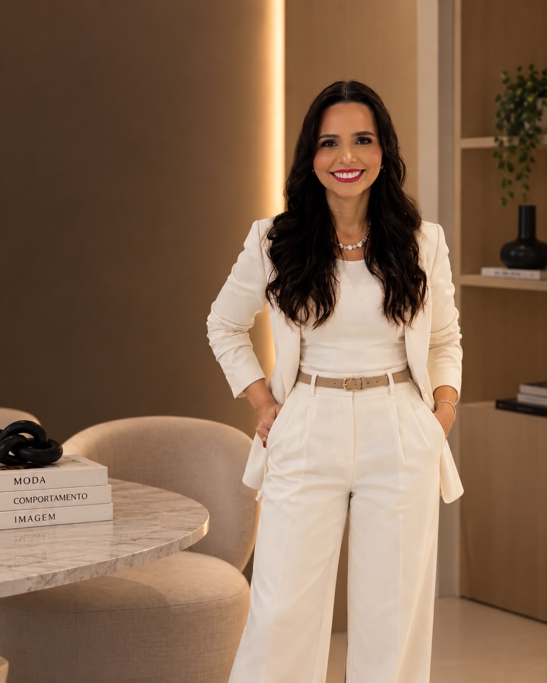 Kelly Nogueira em conjunto branco no escritório